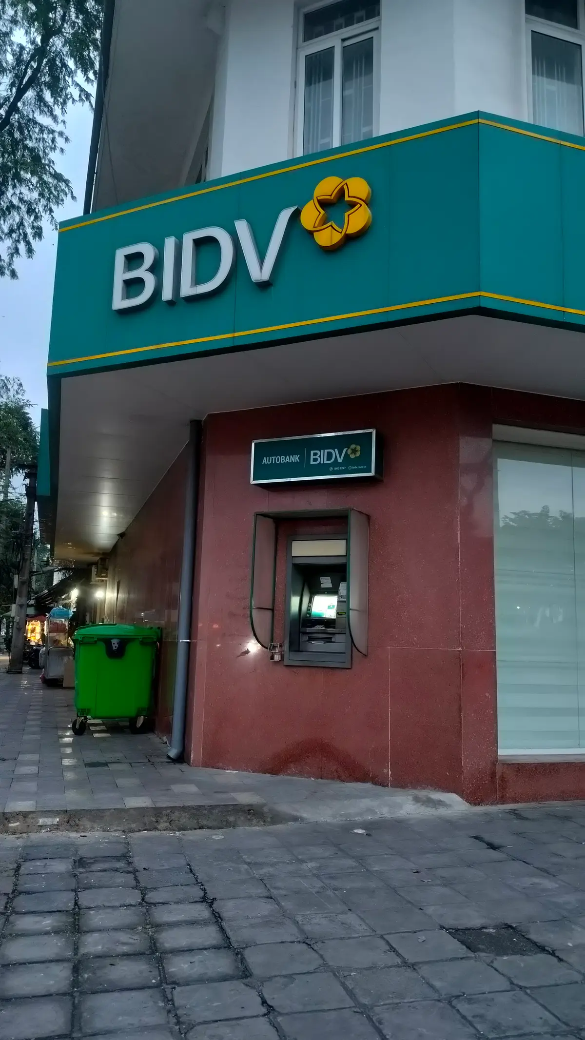 BIDV autobank ATM set into a red wall under a green canopy.